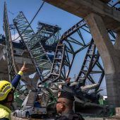 Nach Zugunglück stürzt Kran bei Bangkok auf Schnellstraße