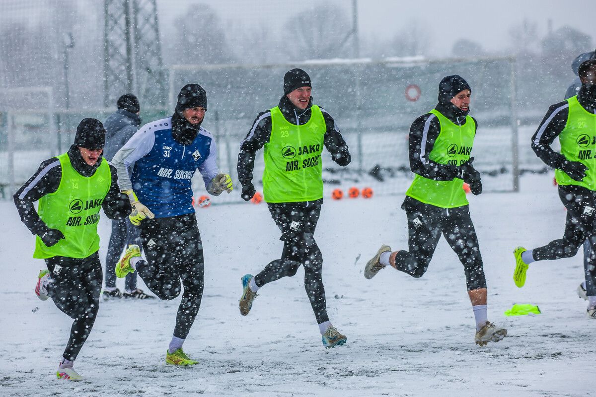 Bei eisigen Temperaturen und Schneefall ist der SCR Altach in die Wintervorbereitung gestartet.⇒Steurer