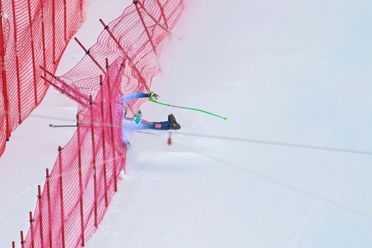 Bei ihrem Sturz in der letzten Kurve verlor die Norwegerin Marte Monsen den Helm, rutschte bis in den Zielbereich und musste mit dem Akja abtransportiert werden.⇒GEPA