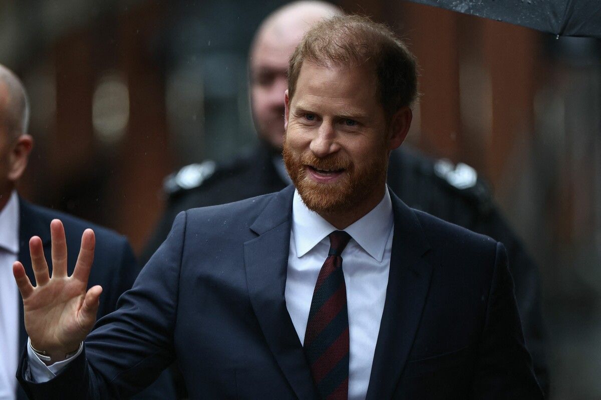 Beim Eintreffen beim Gericht war Harry noch entspannt.⇒AFP