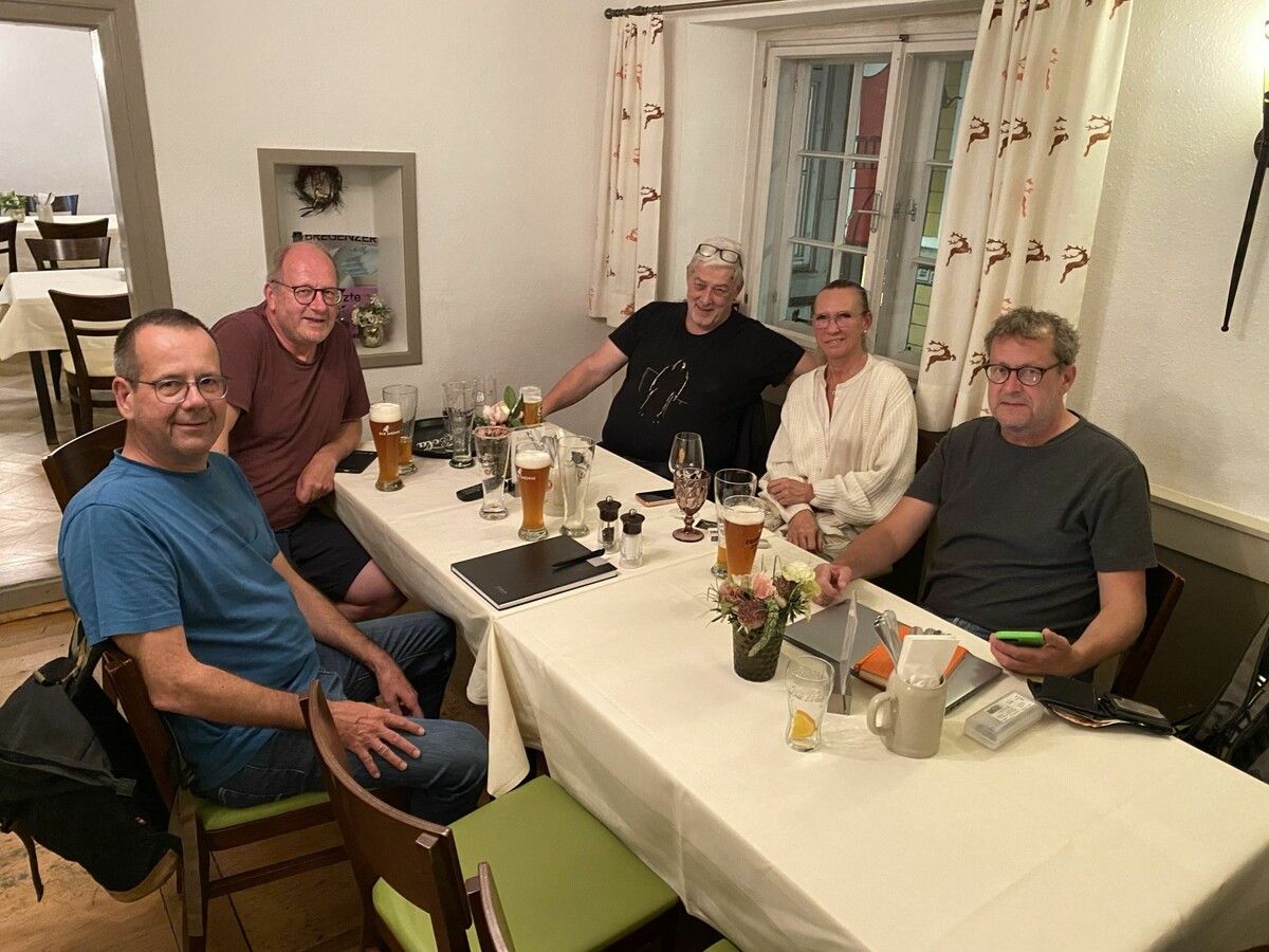 Beim monatlichen Stammtisch mit Jürgen Burger (l.) und weiteren Ehrenamtlichen. ⇒