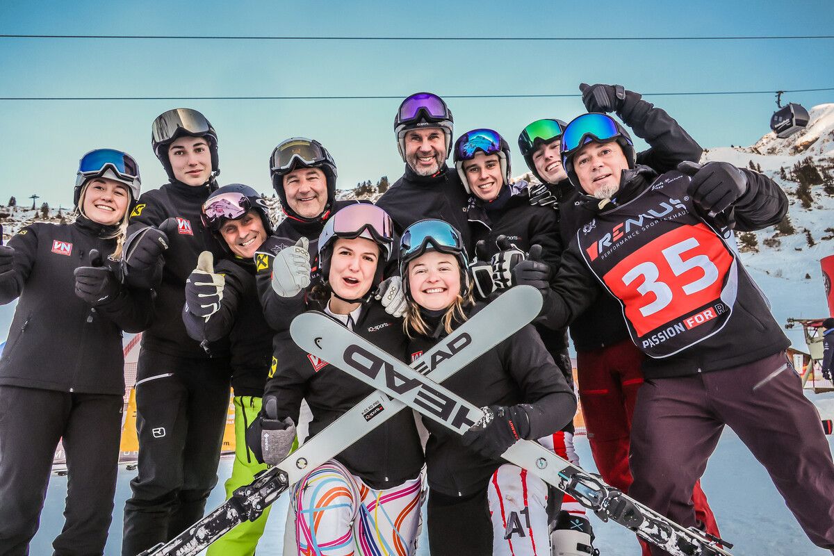 Beste Laune beim VN-Raiffeisen-Team, das mit Karla Strobl (links) und Kathrin Haller zwei hervorragende Skifahrerinnen im Team hat.⇒steurer