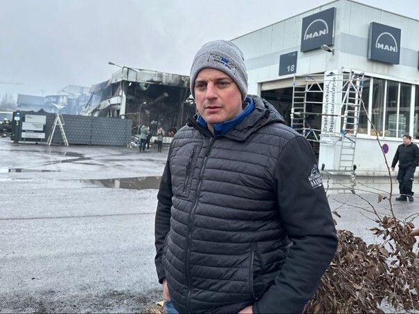 Betriebsleiter Rene Erath am Dienstag vor der Brandruine. ⇒vol/mayer