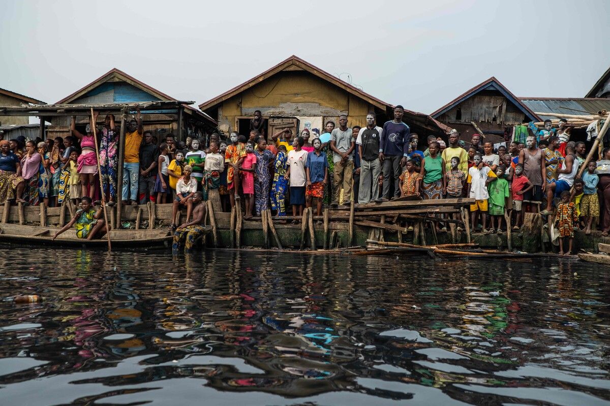 Bewohner verfolgen den Abriss von Hütten im schwimmenden Slum Makoko in Lagos, wo Behörden illegale Bauten beseitigen, um Platz für neue Bauprojekte zu schaffen.