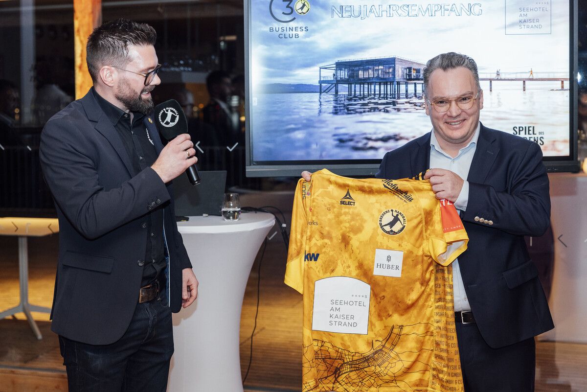 Björn Tyrner mit Direktor Michael Kreipp (Hotel Kaiserstrand).