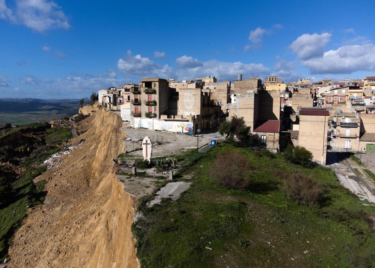 Blick auf Niscemi, wo Teile der Stadt vom Abrutschen bedroht sind.⇒afp