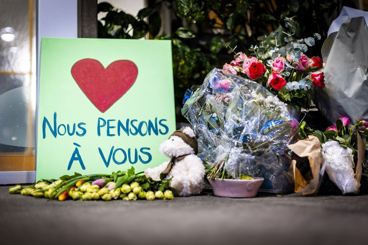 Blumen und Botschaften am Eingang eines Krankenhauses, wo Verletzte liegen.⇒Apa