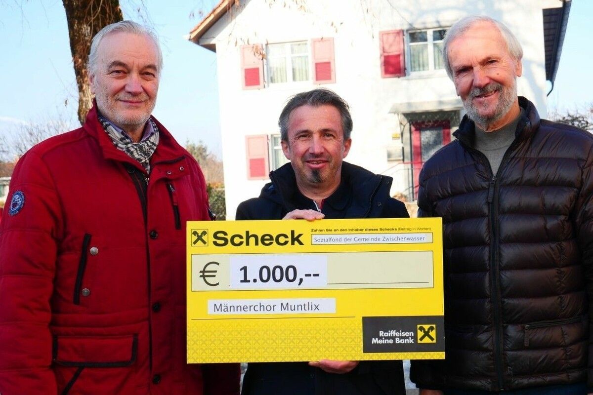 Bürgermeister Jürgen Bachmann (Mitte) nahm die Spende seitens der Gemeinde entgegen.⇒ werner schnetzer