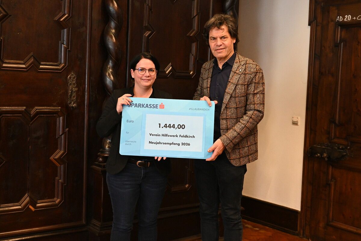Bürgermeister Manfred Rädler übergab den Scheck an Rafaela Locher.⇒Feldkirch