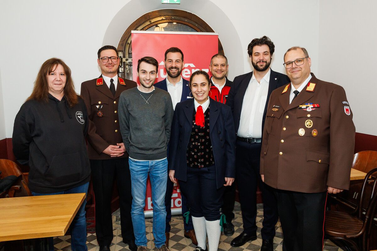 Bürgermeister Simon Tschann und Vereinsstadtrat Cenk Dogan mit Vertretern diverser Vereine.⇒Stadt Bludenz