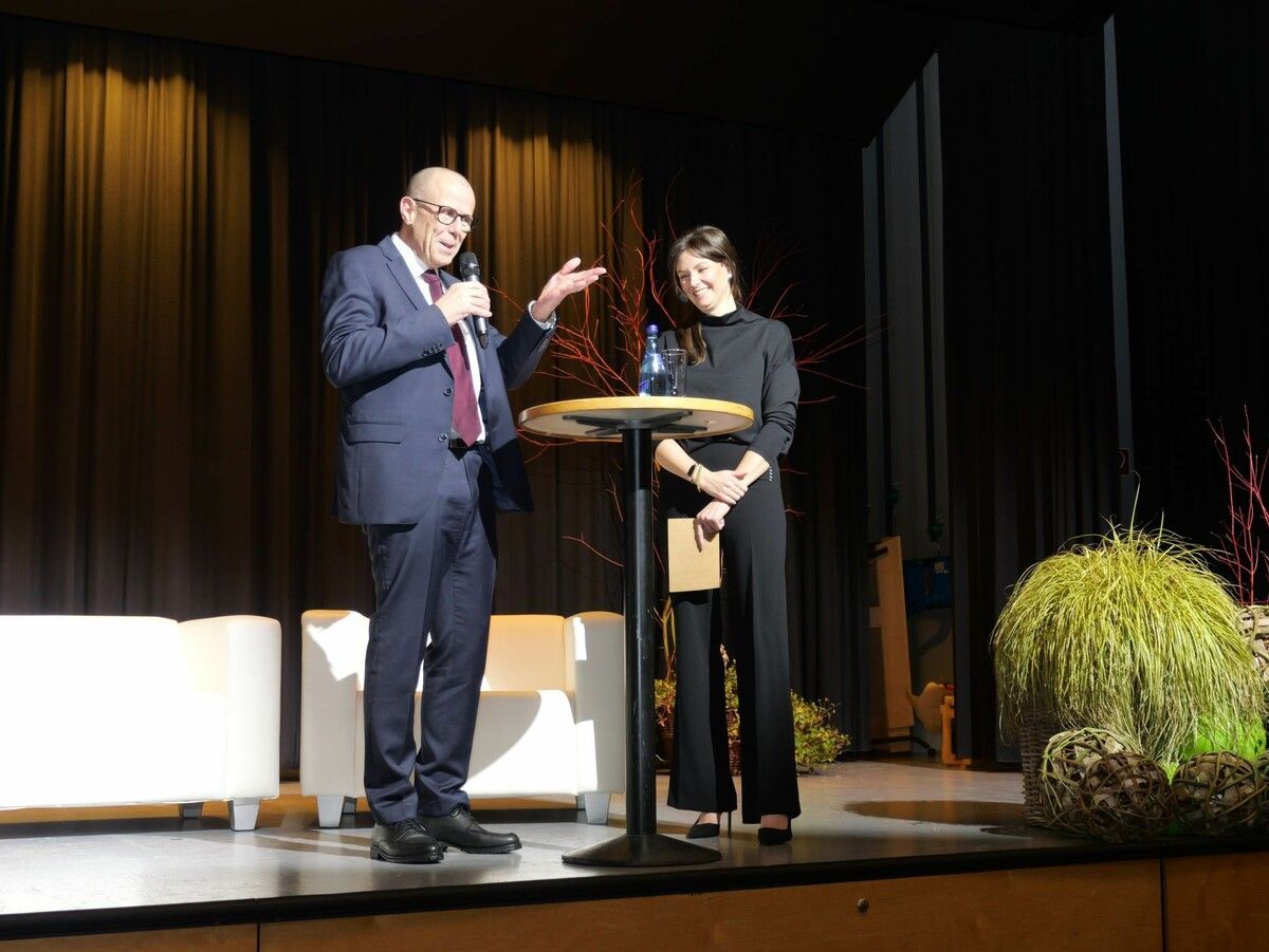 Bürgermeister Walter Gohm blickte auf die Meilensteine des vergangenen Jahres zurück und gab einen Ausblick auf kommende Projekte. ⇒HE (2)