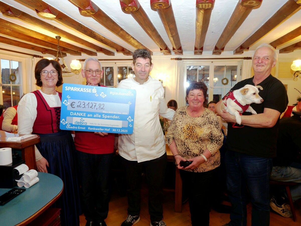 Bürgermusik Rankweil Obfrau Susanne Entner, „Spendenpapst“ Quadro Ernst, Rankweiler Hof Wirt Roland Vith sowie Waltraud und Norbert Hauser bei der Spendenübergabe.⇒he (2)