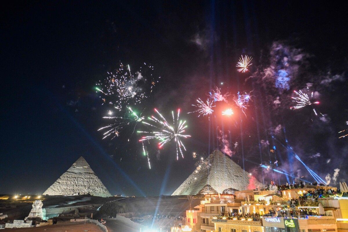 Buntes Feuerwerk erhellt den Nachthimmel über den Pyramiden von Gizeh nahe Kairo und taucht die antiken Monumente während der Neujahrsfeiern in festliches Licht. afp (5)