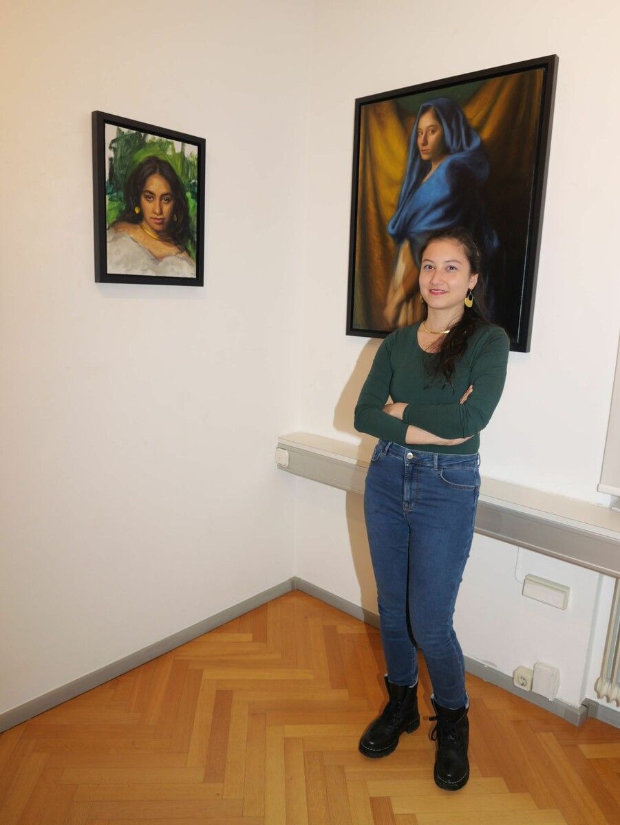 Chantal Boso mit dem Porträt „Lilian“ und ihrem Selbstporträt.