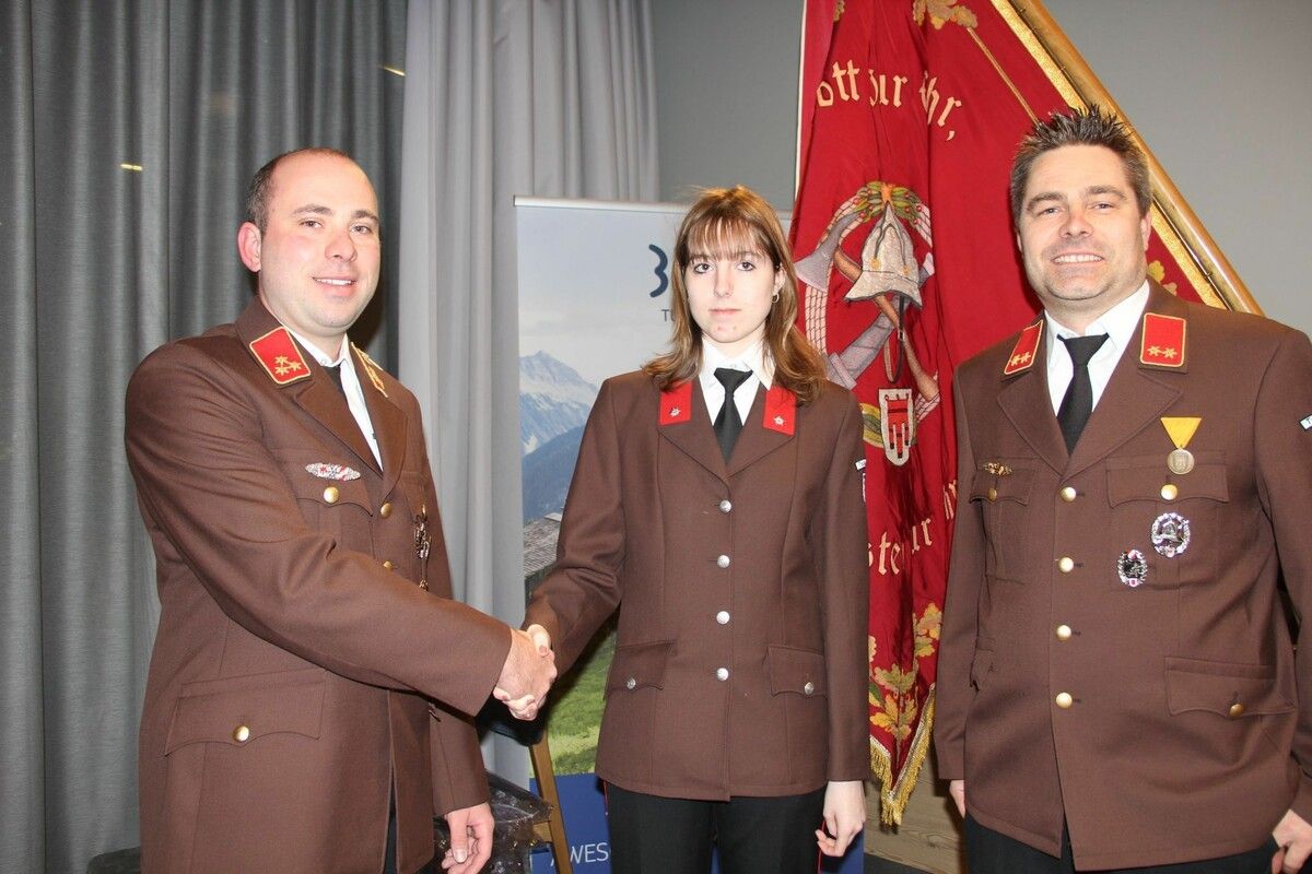 Chiara Bitschnau wurde von der Feuerwehrjugend in den Aktivstand übernommen.