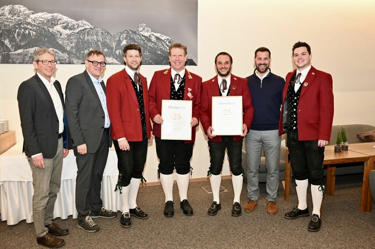 Christian Mathis und Martin Müller (Bildmitte) wurden für 25 Jahre Mitgliedschaft VBV geehrt.⇒Dob (3)