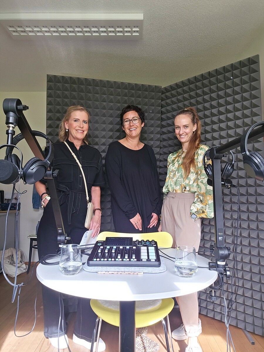 Christine Flatz-Posch und Tanja Schwärzler sprechen mit Marlene Lienhart.⇒VOKI