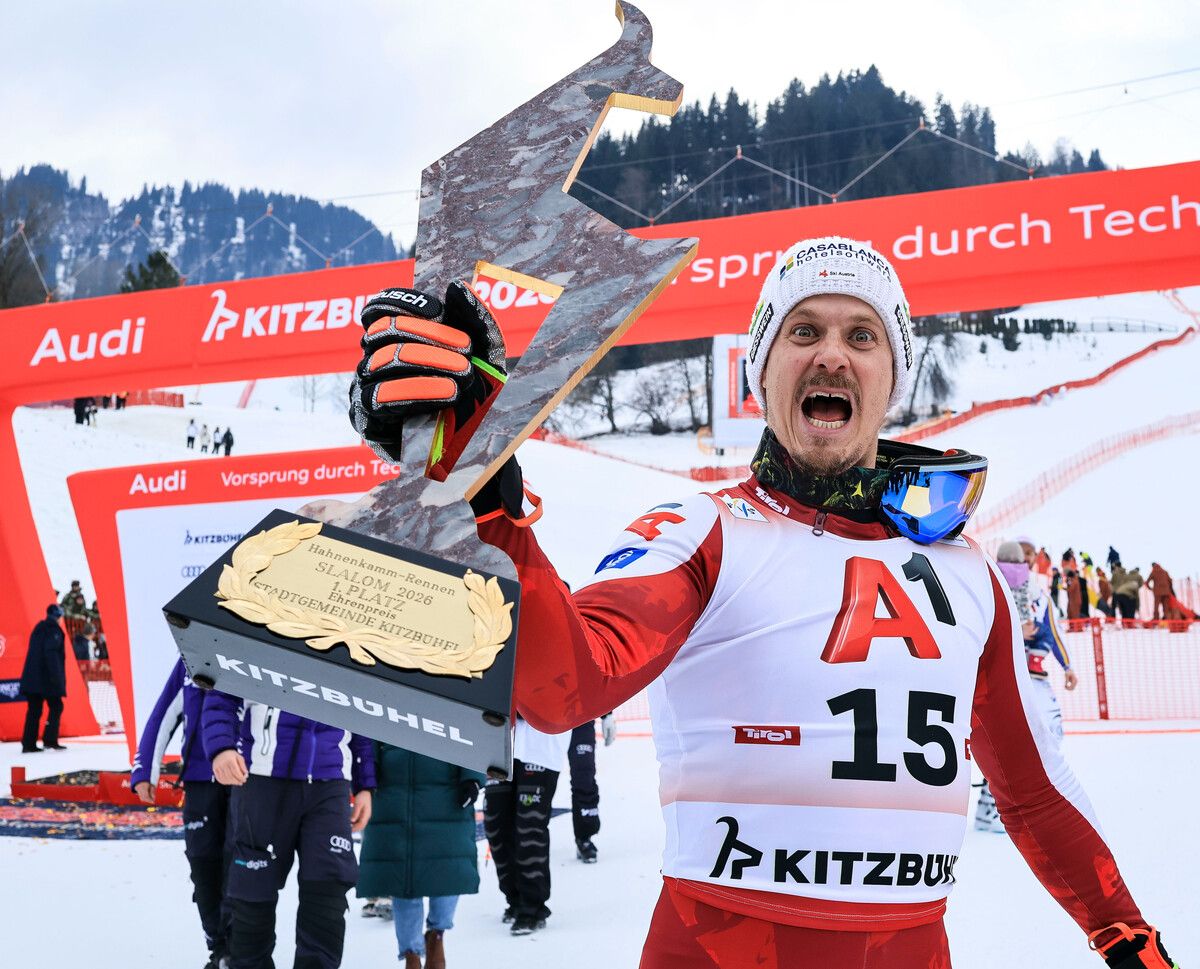 „Da ist das Ding“: Seit 2023 war Manuel Feller auf der Jagd nach der Kitz-Trophy. Jetzt hat er sie gewonnen.⇒gepa