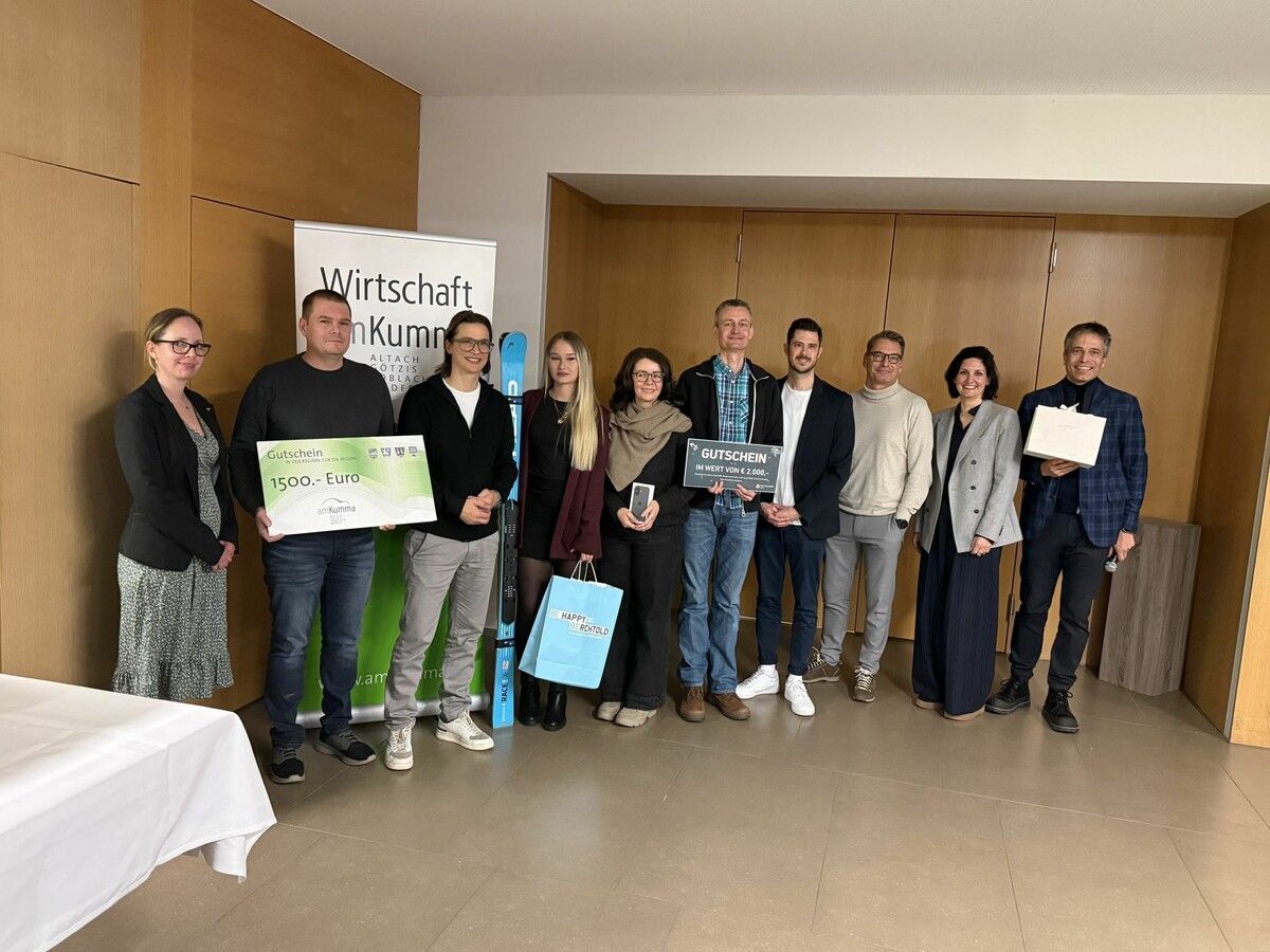 Daniela Langridge (Volksbank), Martin Jussel, Martin Berchtold (Berchtold Sport & Fashion), Vanessa Kaiser, Ana Papratovic, Matthias Kolb, Julien Markoff (Epos), Franz Altstätter (Hypobank), Cornelia Prenn (Am Garnmarkt), Clemens Seewald (Obmann Wirtschaft amKumma).⇒Thomas Strele