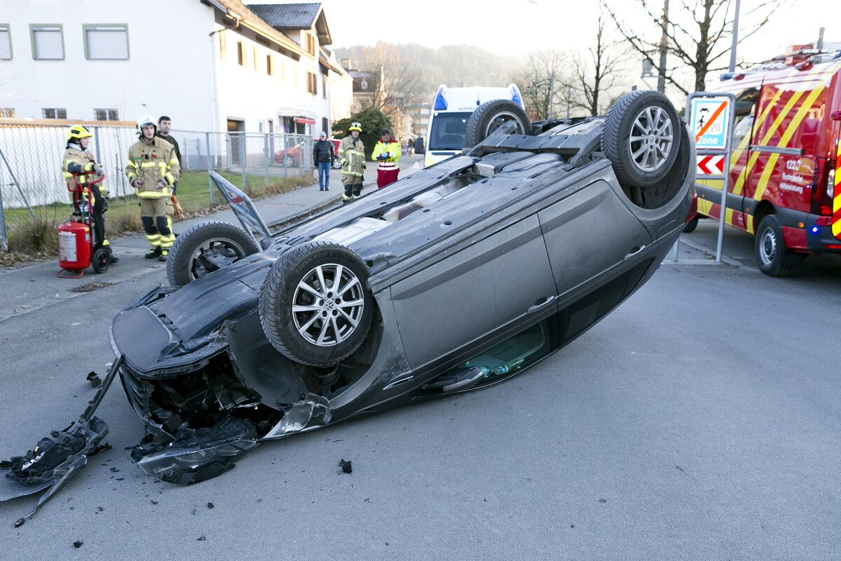 Das Auto überschlug sich und kam auf dem Dach zum Liegen. Der Fahrer blieb laut Polizei unverletzt. ⇒Dietmar Mathis