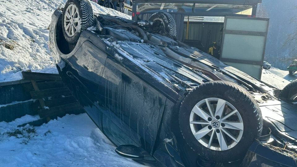 Das Fahrzeug musste aufgrund der schwierigen Lage und des Geländes aufwendig geborgen werden. ⇒vmm