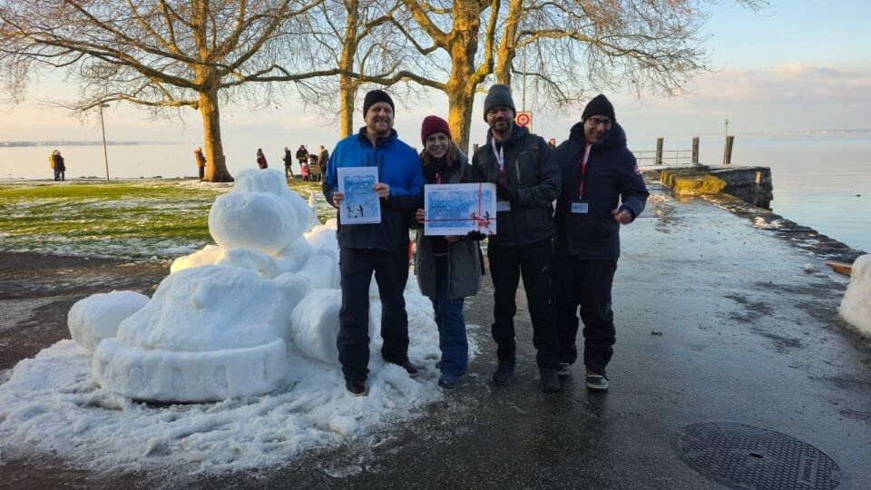 Das Feldkircher Team rund um Daniel Nachbaur präsentiert in Rorschach stolz seine Yoshi-Skulptur aus Schnee.
