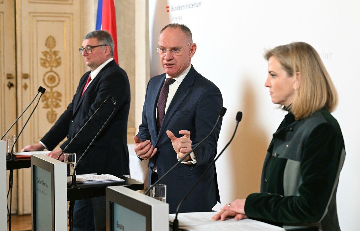 Das Regierungstrio bei der Präsentation der Umsetzungspläne. ⇒APA