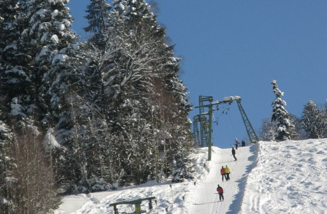 Das Skigebiet ist – wenn genug Schnee liegt – in der Region sehr beliebt. Um es abzusichern, plant die Liftgenossenschaft nun den Ganzjahresbetrieb. ⇒FA/Wirth