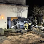 Auto fliegt gegen Wand