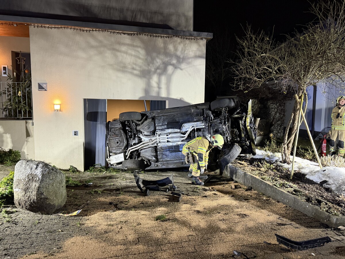 Das Unfallauto landete auf der linken Seite, direkt an der Hauswand.⇒Vol.at/Vlach (3)