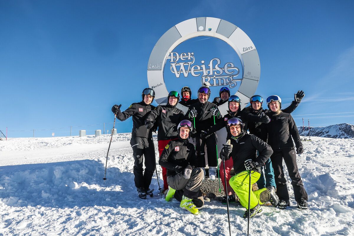 Das VN-Raiffeisen-Team bereit für die Streckenbesichtigung, v. l.: Lorenz und Jakob Schneider, Norbert Dürnberger, Gerhard Wagner, Alexander Peter, Kathrin Haller, Martin Höfle und Sarah Raid. Vorne: Karla Strobl und Christian Adam.⇒Steurer