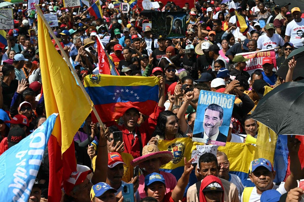 Demonstranten nehmen in Caracas an einer Kundgebung zur Unterstützung des gestürzten Präsidenten Nicolas Maduro teil. AFP (5)