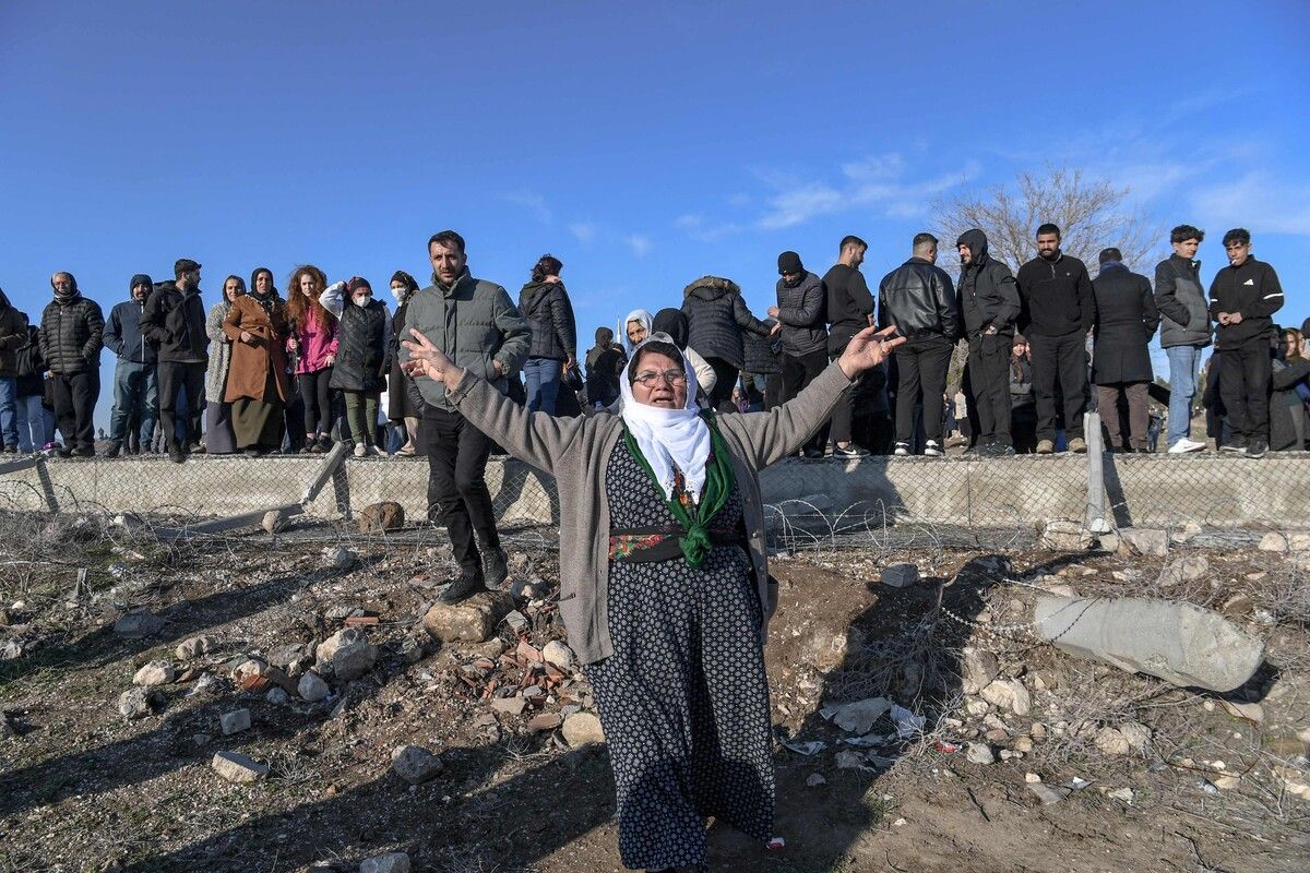 Demonstranten protestieren nahe des Grenzübergangs Nusaybin gegen die Offensive syrischer Regierungstruppen auf kurdische Kräfte. AFP (5)