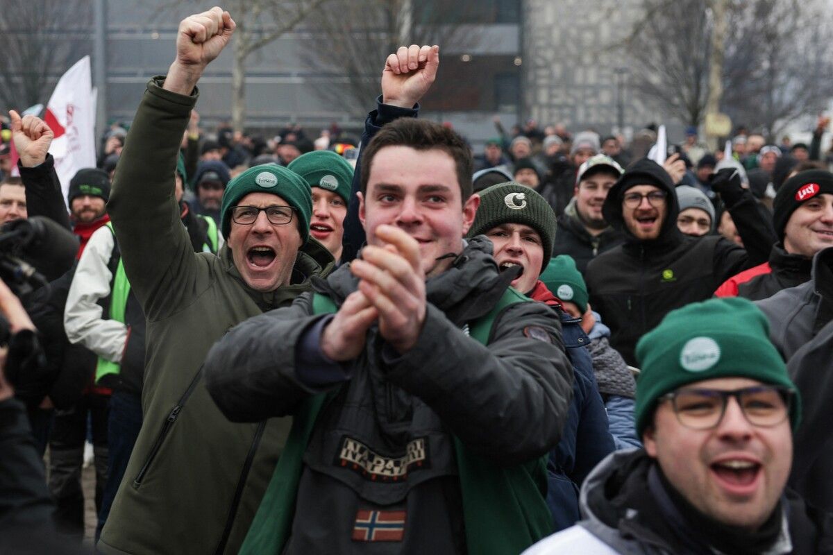 Demonstranten vor dem Parlament jubelten nach der Abstimmung.⇒AFP