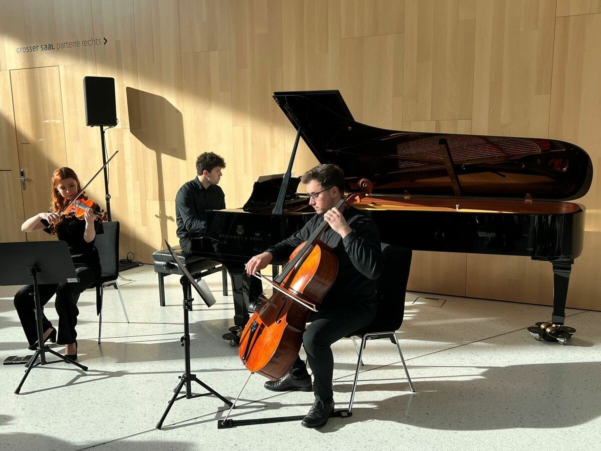 Den Auftakt gestalteten Inés Marinè Aguado (Violine), Christian Kaltchev (Klavier) und Andrei Denisenko (Violoncello).⇒vn/ama