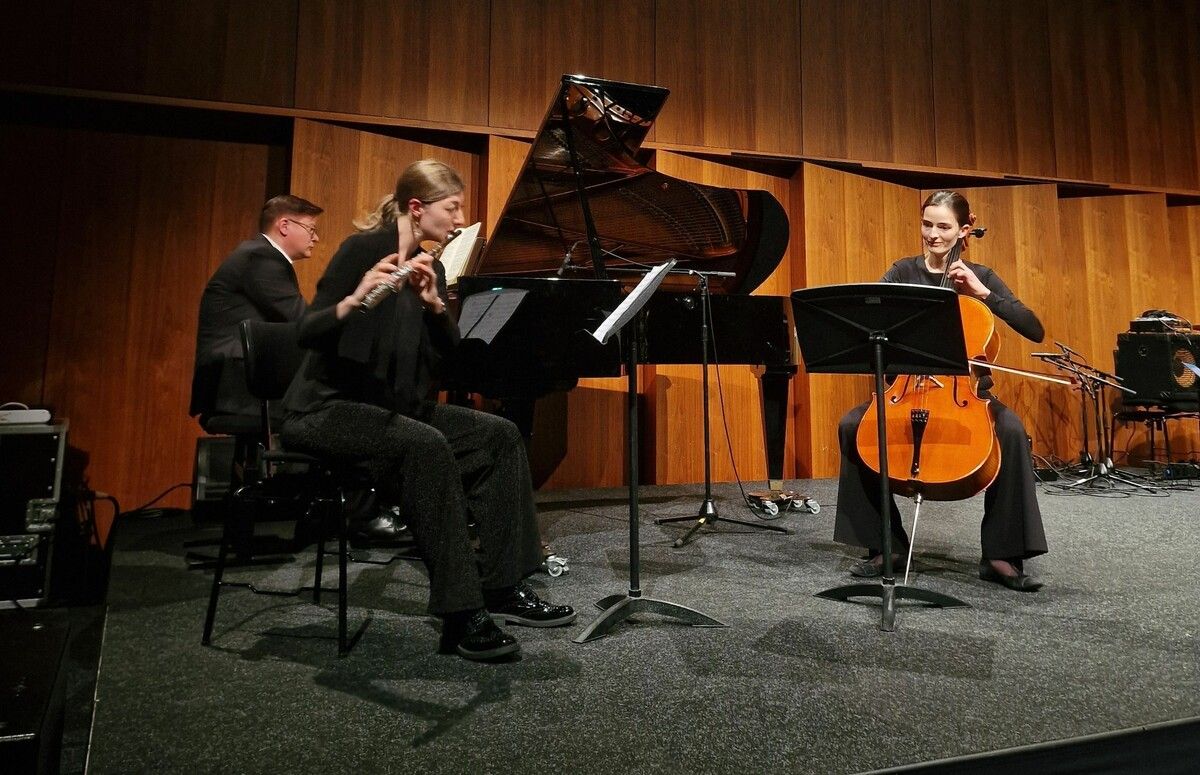 Der 1. Satz aus Debussys frühem Klaviertrio in G-Dur wurde von Laura Moosbrugger (Flöte), Dorothea Kügler und Arndt Rausch am Klavier subtil interpretiert.⇒R. Höll