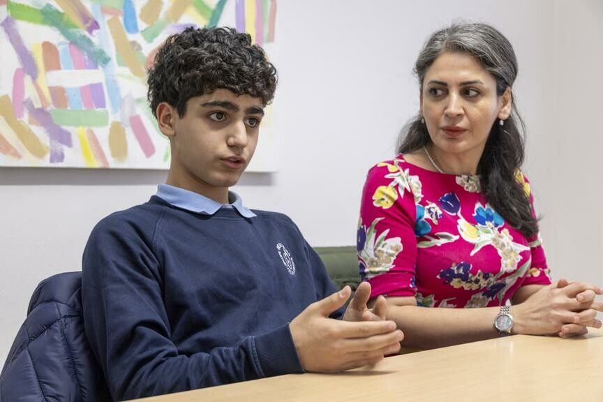Der 13-jährige Sourena und seine Mutter Rahil. Papa Ali will aus Sicherheitsgründen nicht aufs Foto.⇒VN/Paulitsch