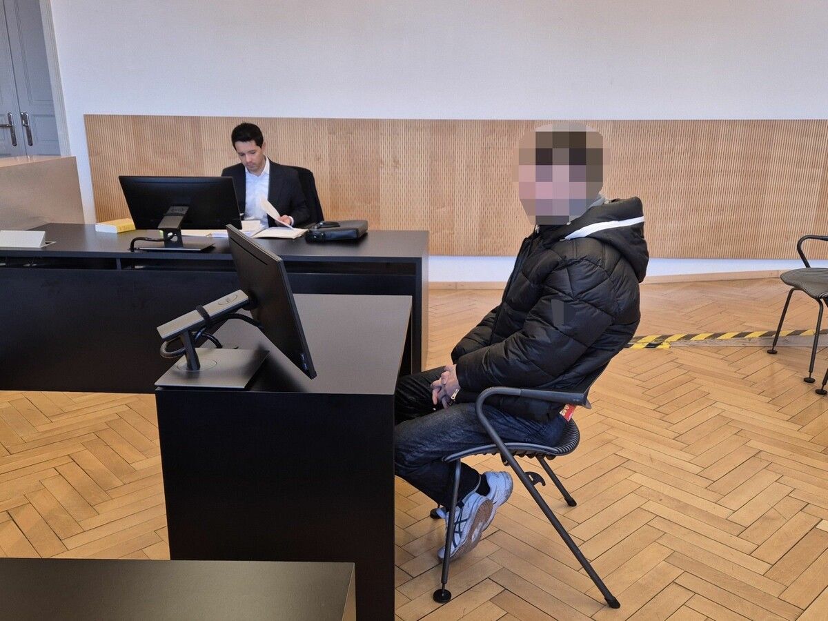 Der 18-jährige Angeklagte bei der Verhandlung vor Gericht.⇒Eckert