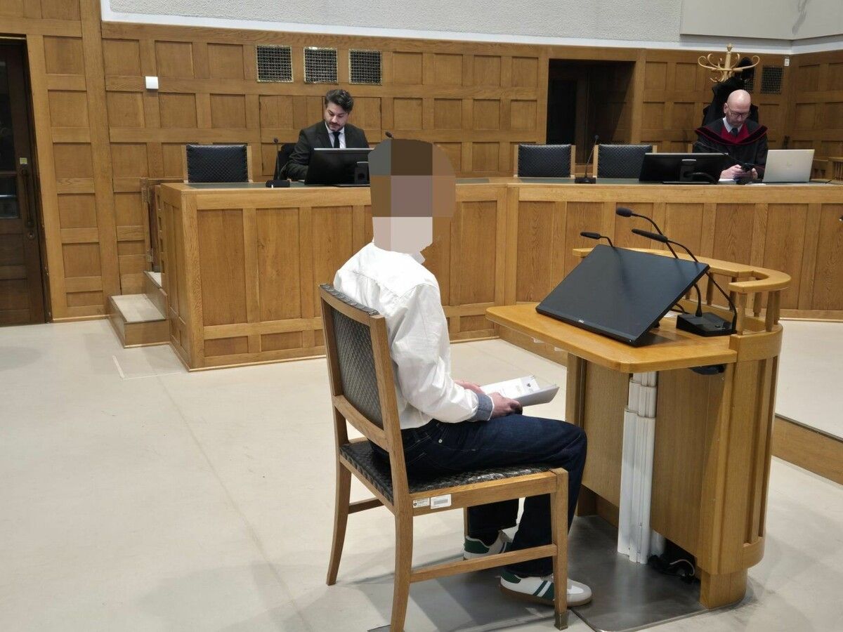 Der 18-Jährige bei der Verhandlung am Landesgericht Feldkirch. ⇒eckert