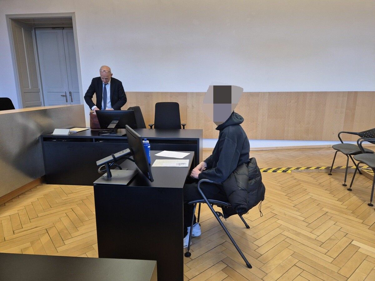 Der 19-jährige Angeklagte bei der Verhandlung vor Gericht.⇒ec