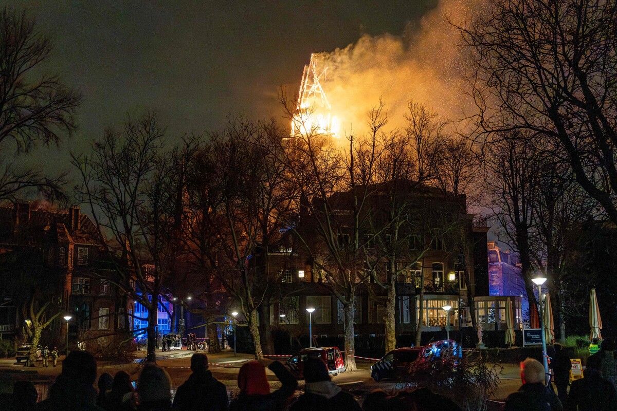 Der 50 Meter hohe Turm der Kirche in Amsterdam stürzte nach Brand ein. ⇒afp