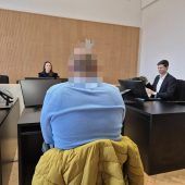 Autoverkäufer biss Kundin in den Arm