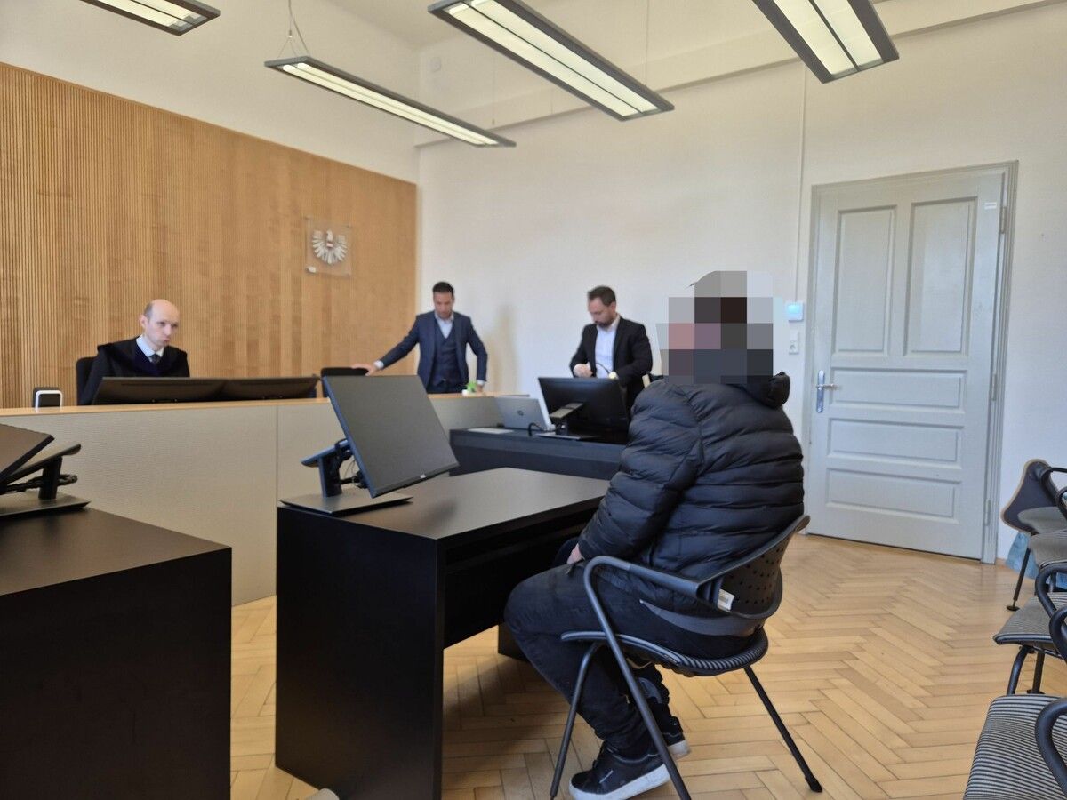 Der Angeklagte bei der Verhandlung vor Richter Johannes Reheis.⇒ec