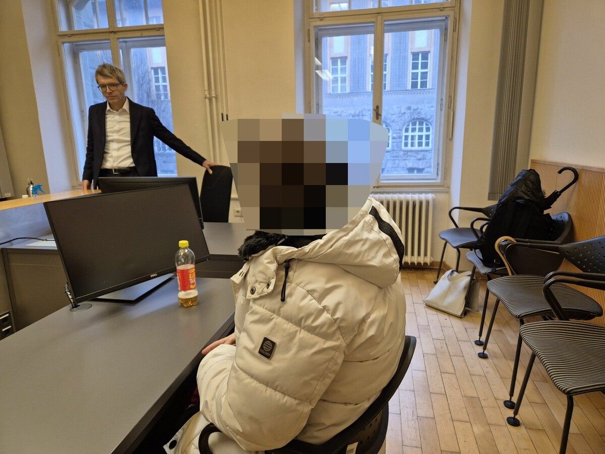 Der Angeklagte mit seinem Verteidiger Alexander Jehle bei der Verhandlung am Landesgericht Feldkirch. ⇒ec