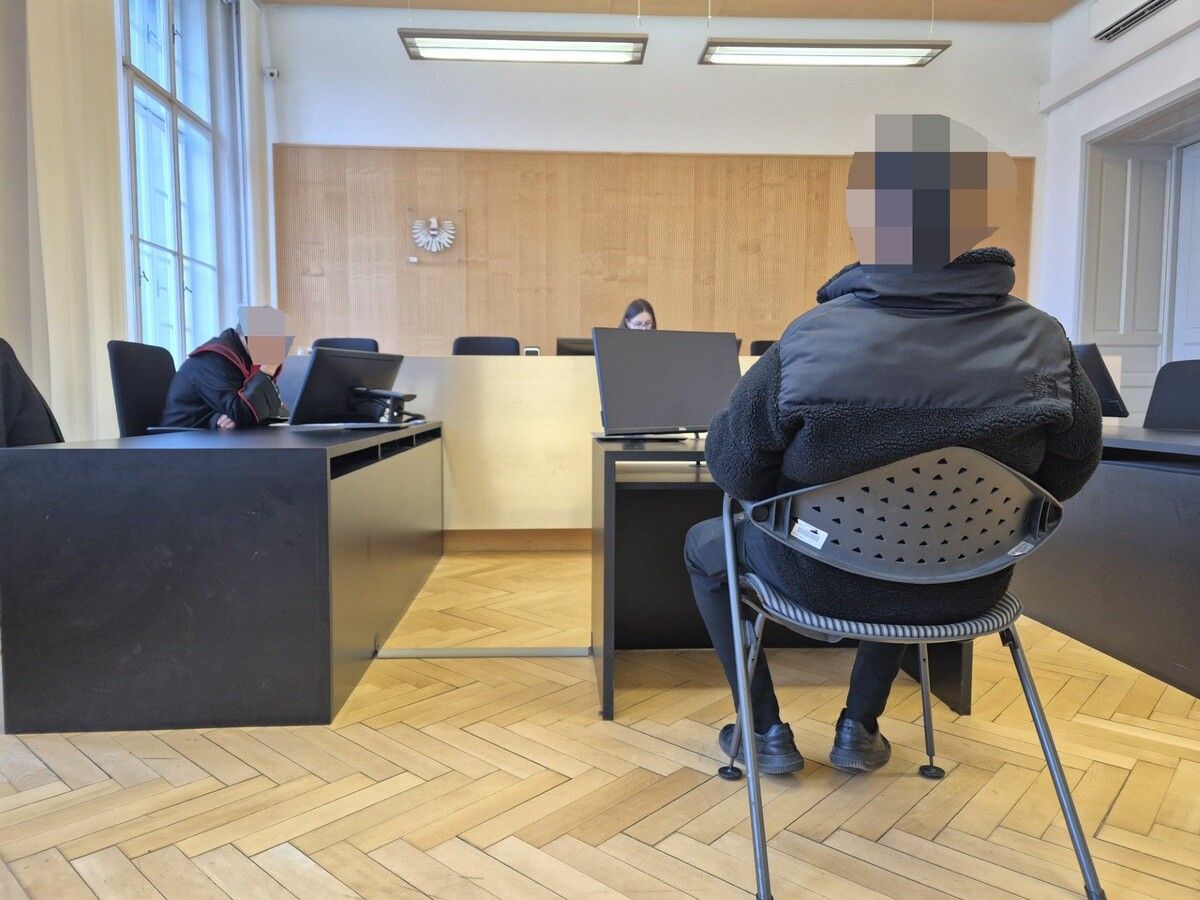 Der Angeklagte verteidigte sich mit unglaubwürdigen Aussagen.⇒eckert