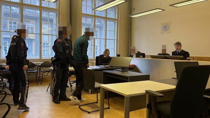 Der Angeklagte wird wegen schwerer Körperverletzung dem Gericht vorgeführt. ⇒⇒VN/SKÖ