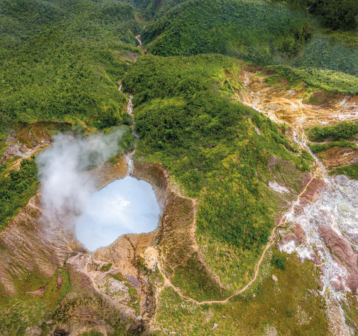 Der Boiling Lake ist einer der aktivsten Schwefelseen der Welt und soll bald per Seilbahn erreichbar sein. Shutterstock