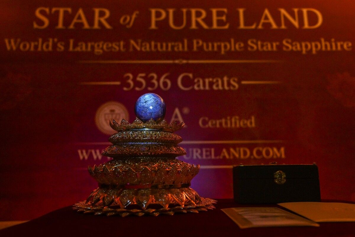 Der derzeit in Sri Lanka ausgestellte violette Sternsaphir hat einen geschätzten Wert von 300 Millionen US-Dollar. Es handelt sich um den weltweit größten dokumentierten natürlichen violetten Sternsaphir.