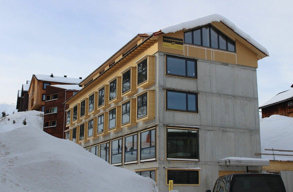 Der „Ersatz“ für die 2020 geschlossene Pension Bickel in Warth ist unter Dach, bis zur Saison 2026/27 werden hier zusätzliche 32 Gästebetten zur Verfügung stehen. ⇒Peter Strauss (3)