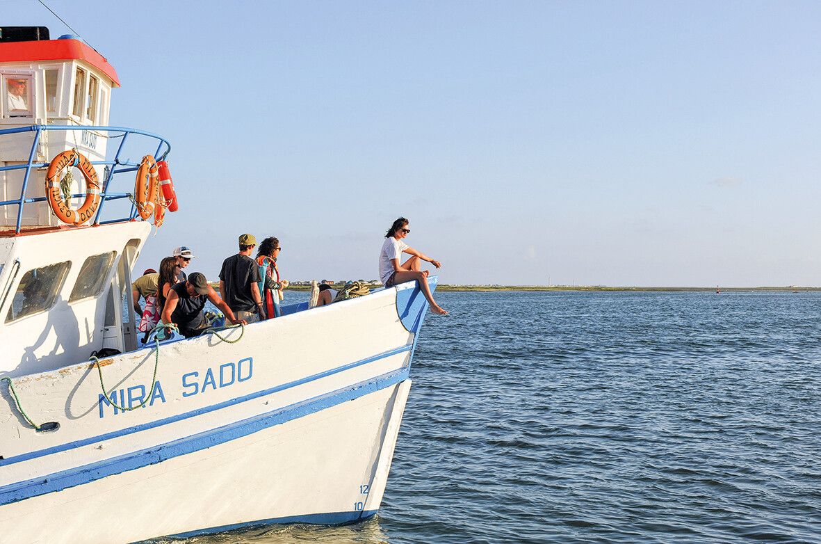 Der Fährverkehr zu den Inseln richtet sich nach Wind, Wetter und Gezeiten.